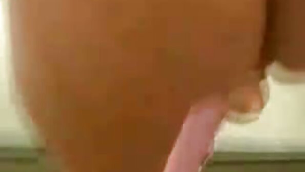 Нарийхан бяцхан хүү найз залуугийнхаа тахиа унадаг