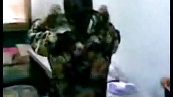 Дэвтээсэн хар пизда нь өмсөж байхдаа тэр том цагаан дикийг сүүж өгдөг